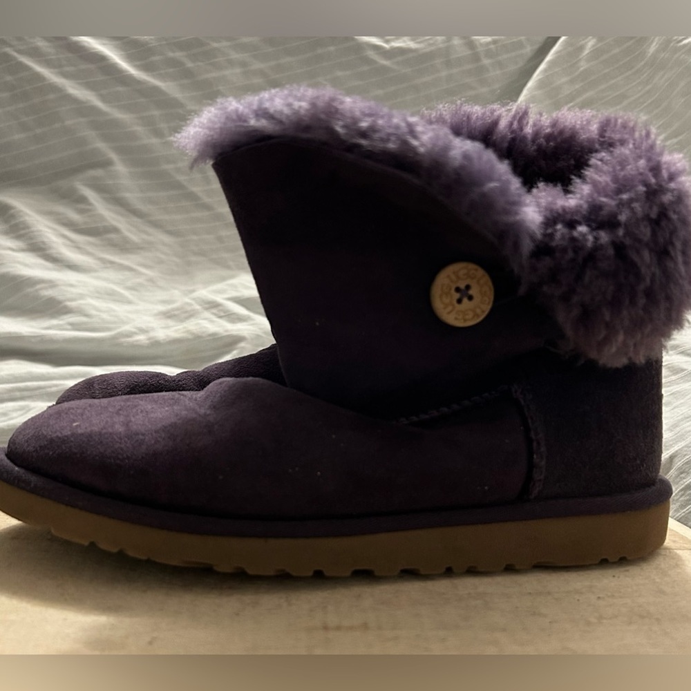 Ugg Bailey Button Leather Sheepskin Lined Purple Pull on Boots (5991Y) Size 6